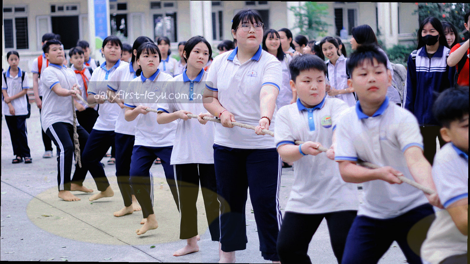 夜色下的球场俯瞰视图，边线外延伸出青色与橙色光轨